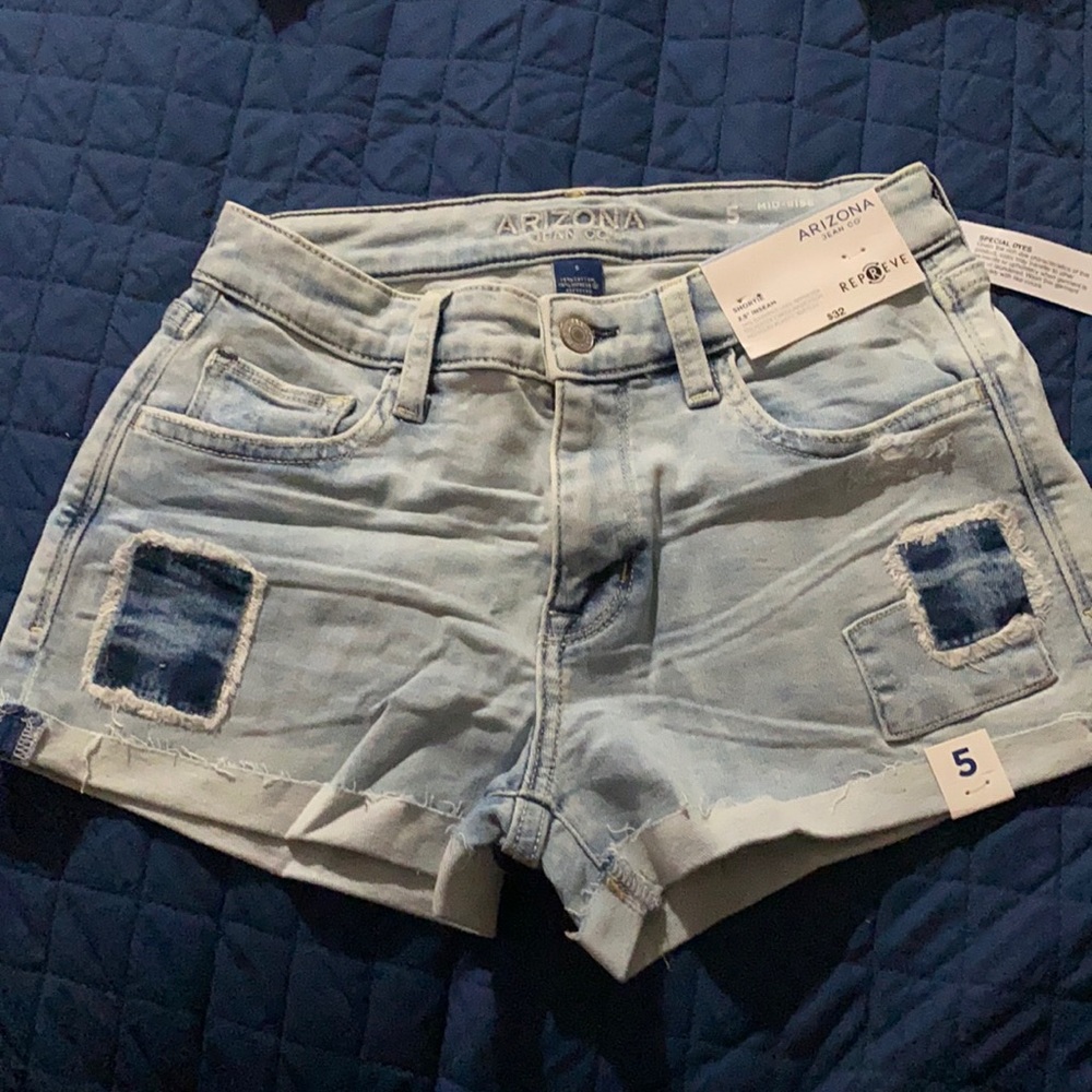 NWT Juniors Arizona Co. Mid-Rise distressed Jean shorts